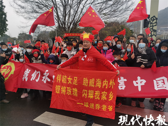 朝鲜女足世界杯夺冠回国(女足回到福地苏州！96岁空战英雄送锦旗：女中豪杰，民族英雄)