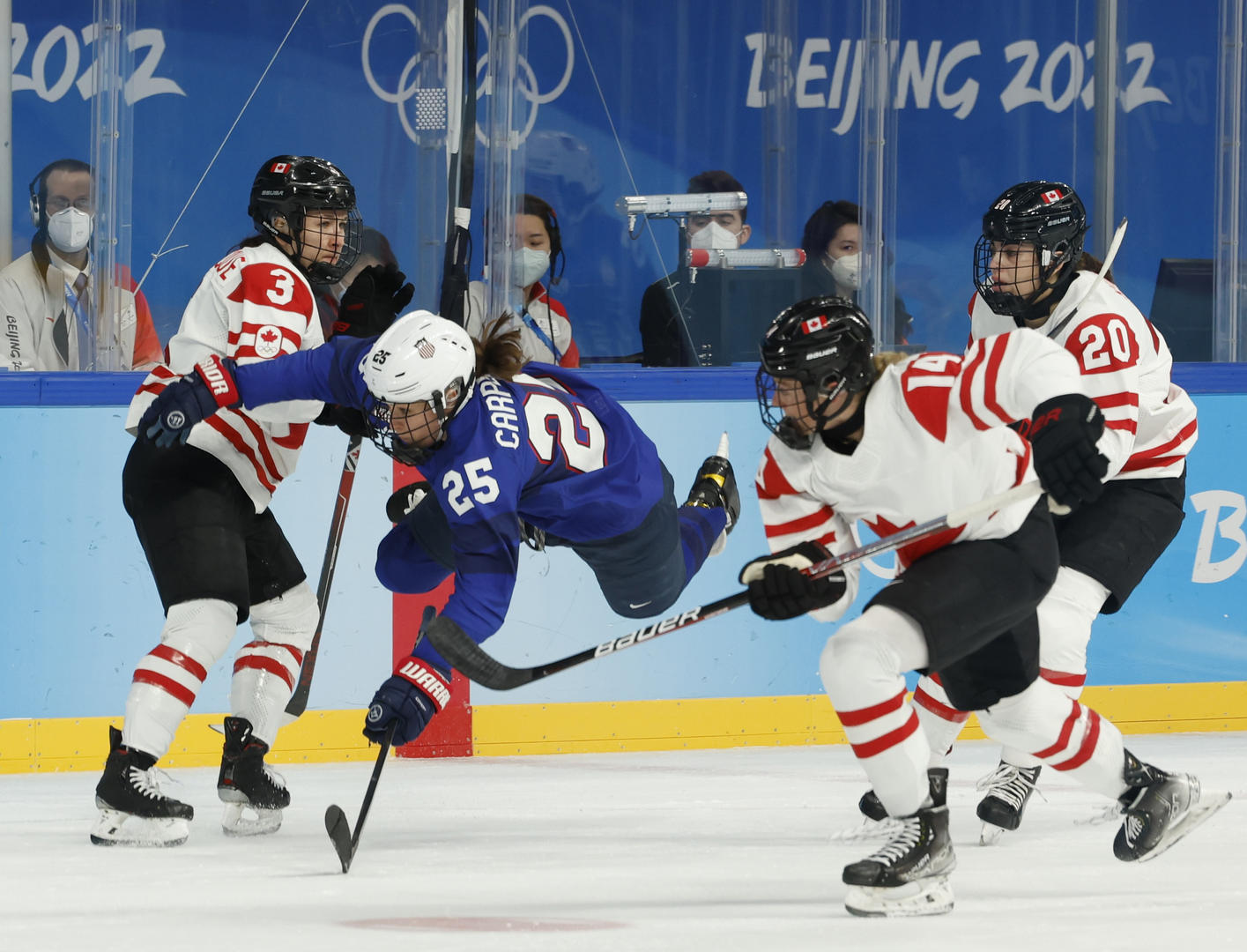 女子冰球“决赛预演”：加拿大队4比2战胜美国队显露冠军相