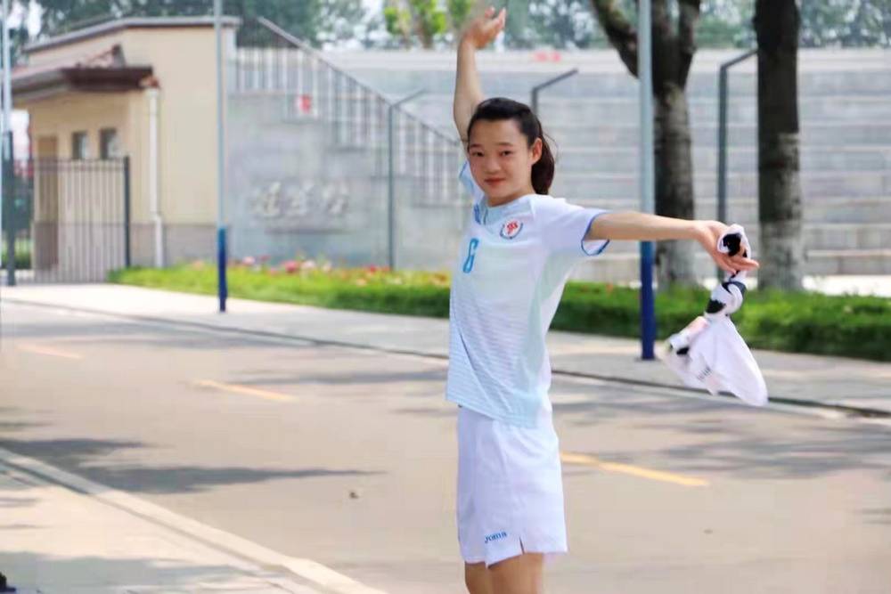 女生踢足球可以考什么大学(女足是冠军亦是学霸 成都温江区有所小学34名女生“踢”进了大学)