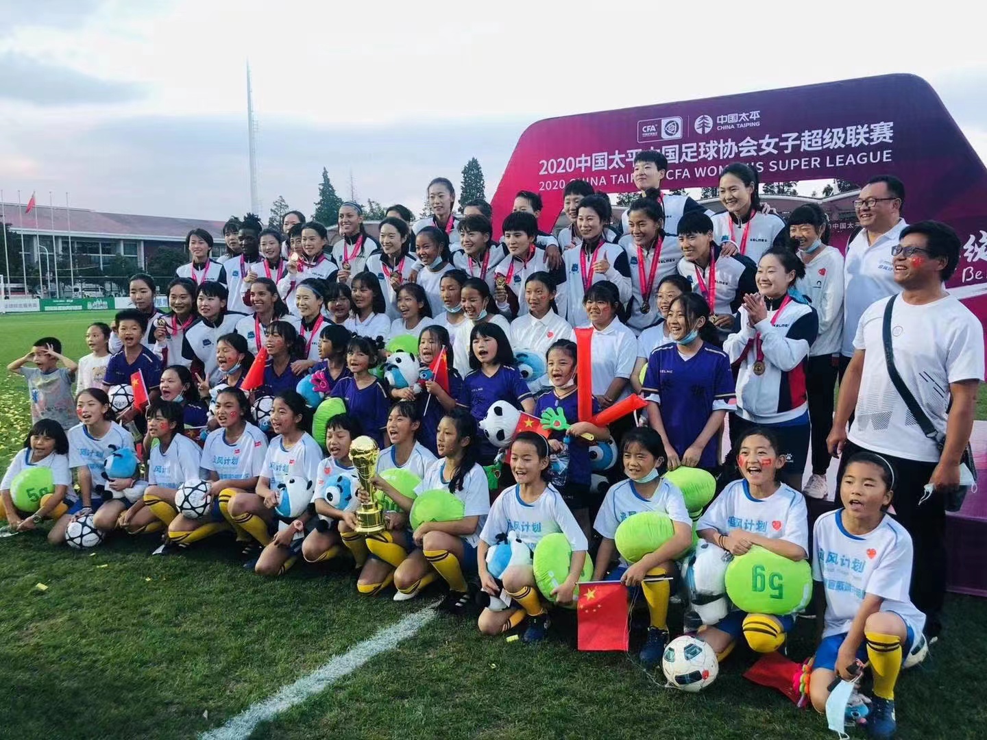 中国女足u12世界杯(中国女足夺冠后 乌蒙山里的小学生女足球队：长大后我想成为你)