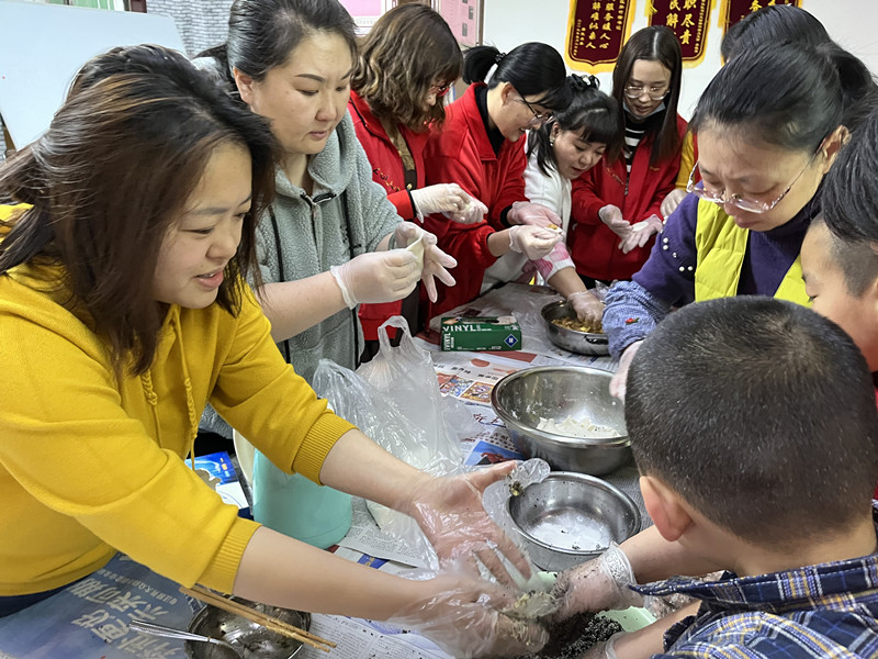 太原：包汤圆 庆佳节