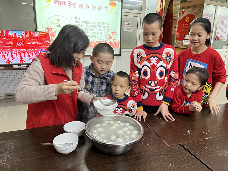 太原：包汤圆 庆佳节