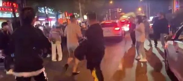 主播闹市裸奔被行拘,一大批美女主播被押回上海
