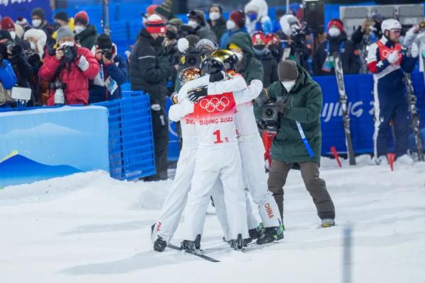 中国雪上天团，云顶摘银！这一张图让无数人泪目……