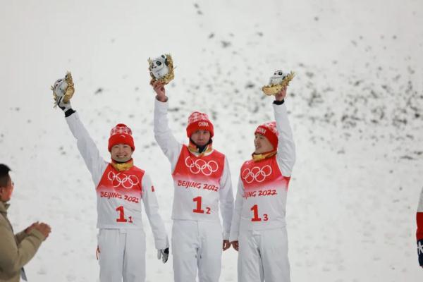 中国雪上天团，云顶摘银！这一张图让无数人泪目……