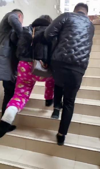 重庆女子摔断腿遇上“三缺一”，被人抬上楼“江湖救急”