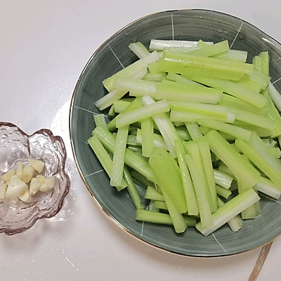 芹菜炒肉的家常做法（芹菜炒肉片的最香吃法及饮食禁忌）