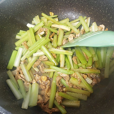 芹菜炒肉的家常做法（芹菜炒肉片的最香吃法及饮食禁忌）