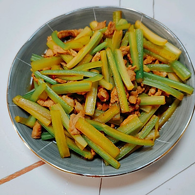 芹菜炒肉的家常做法（芹菜炒肉片的最香吃法及饮食禁忌）