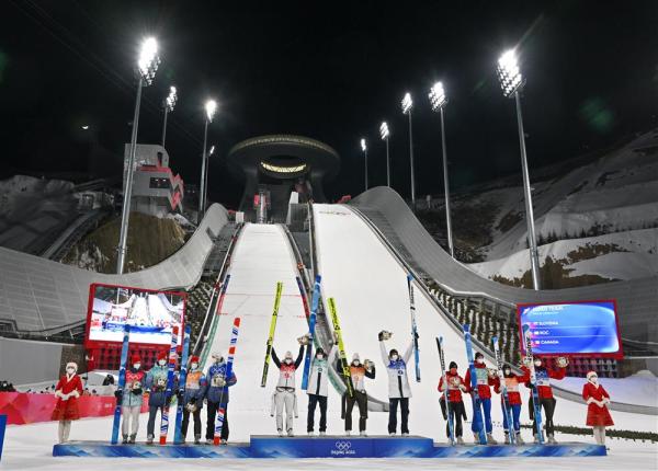 韩国双人滑女选手赛场上衣服裂开(北京冬奥会最难忘的瞬间？这7位特派记者给出的答案，差异有点大……)