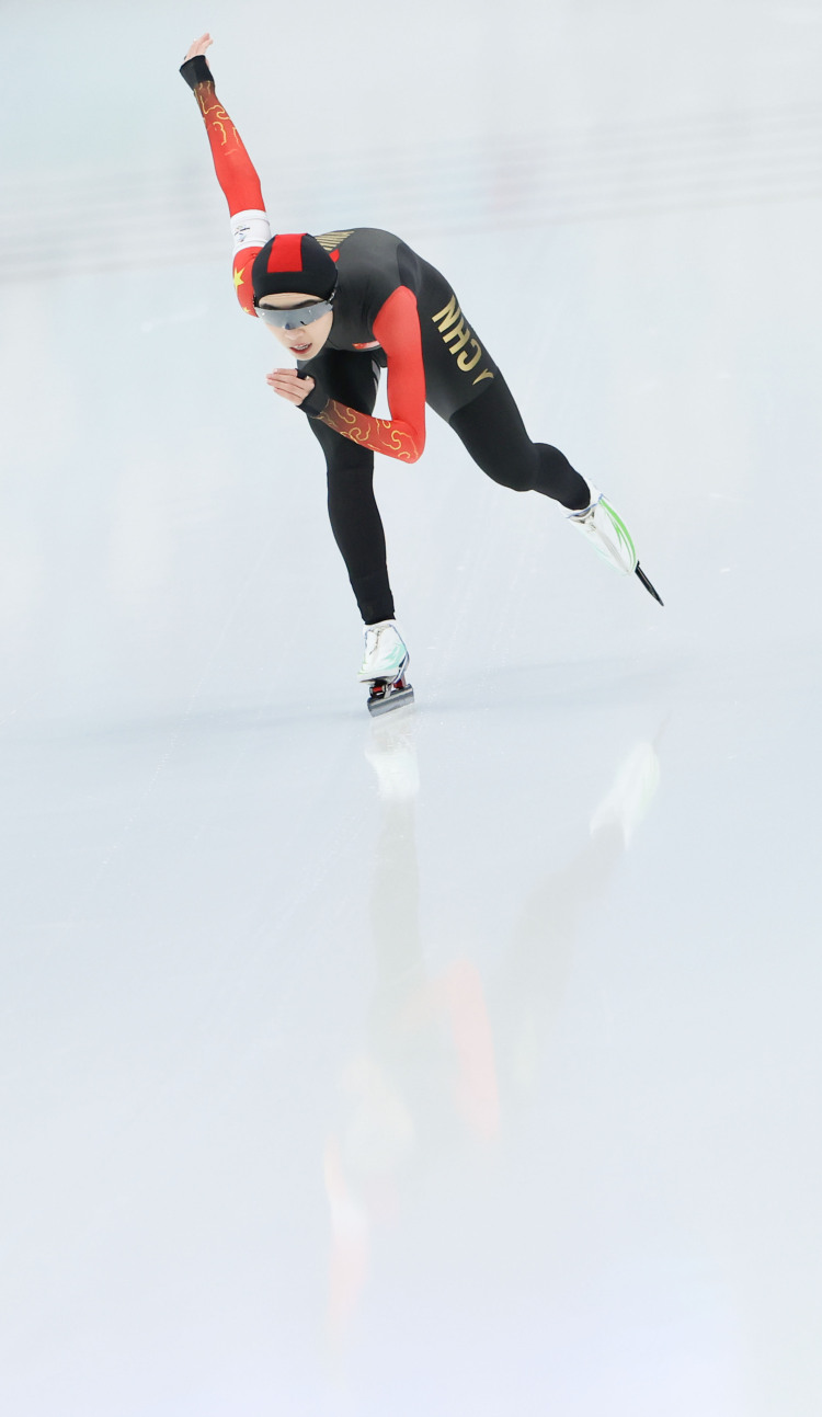 黄海滨滑雪运动员图片