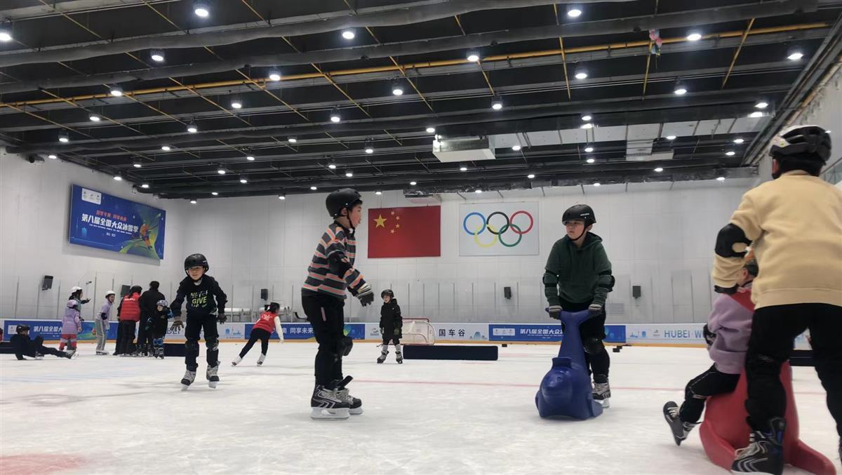 武汉体育中心(冬奥会带火武汉冰雪运动，华中最大冰场人多得像“下饺子”)