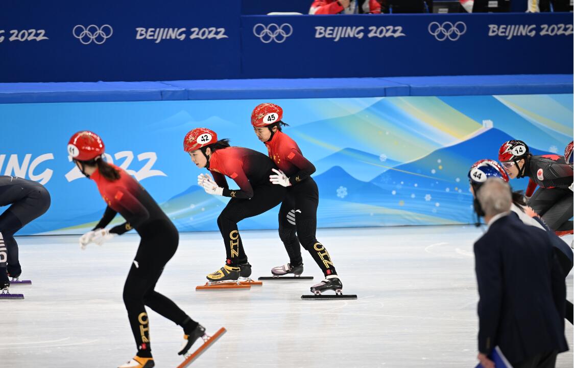 范可新平昌冬奥会(范可新亲吻冰面感谢祖国强大，设计“超人”动作带队友跳上领奖台)