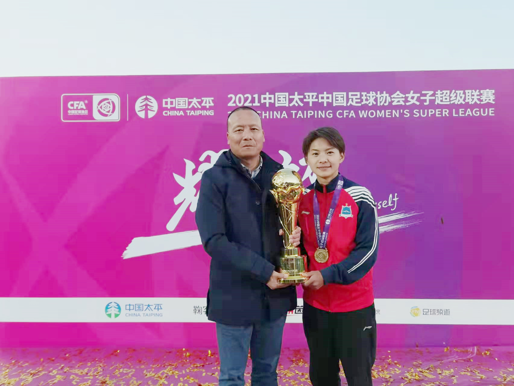 亚洲杯最佳门将奖杯(女足逆袭夺冠背后，一个大学俱乐部的非典型成功：在这里，王霜朱钰的第一身份永远是“学生”)