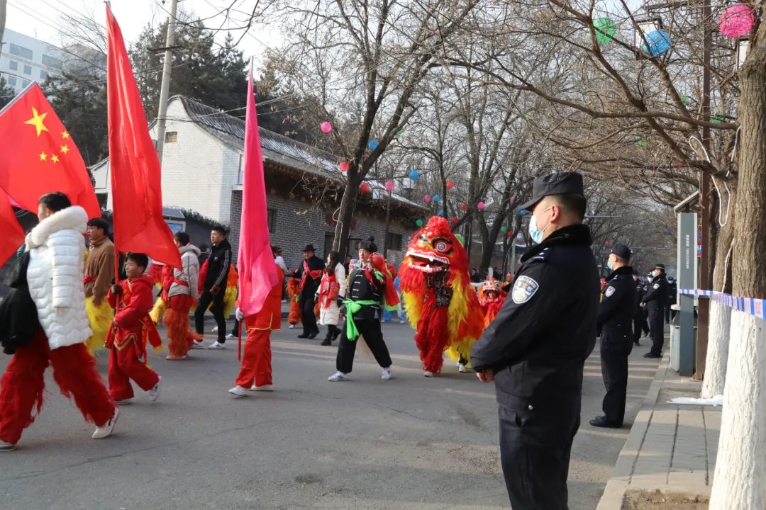 耍社火闹新春 “警墩墩”陪您看社火表演