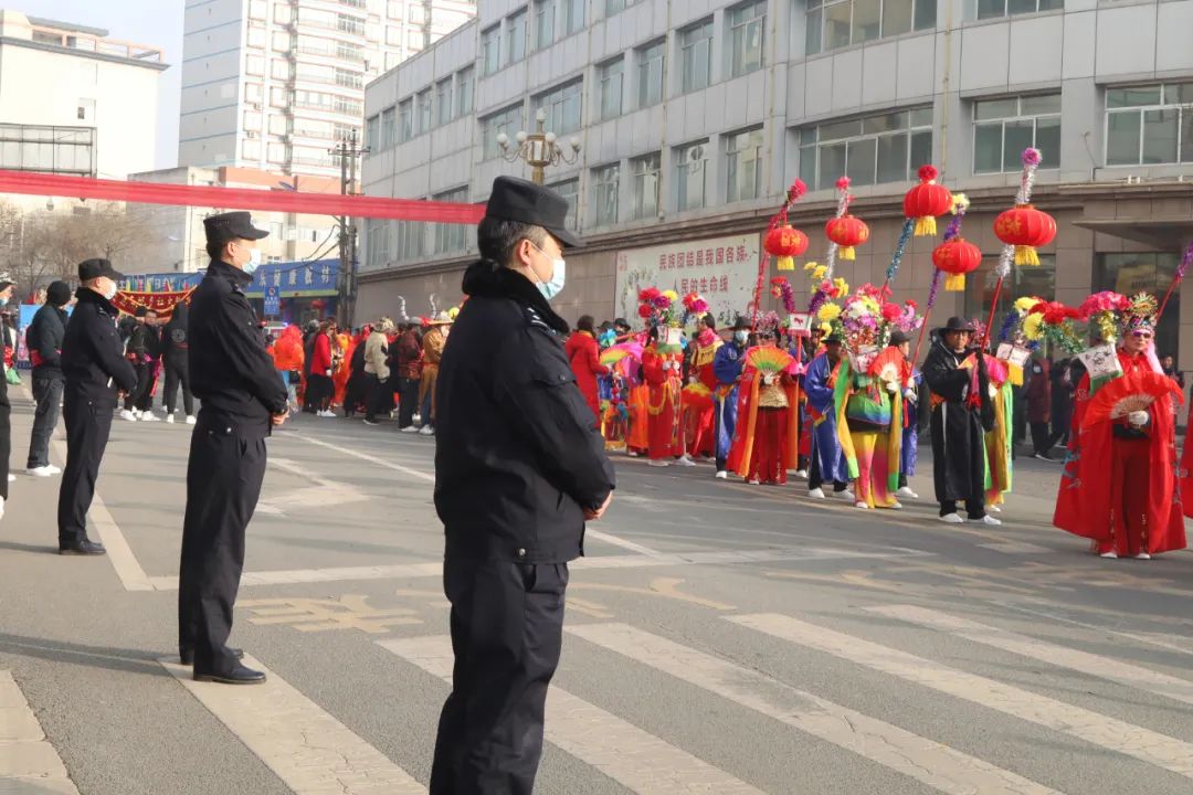 耍社火闹新春 “警墩墩”陪您看社火表演