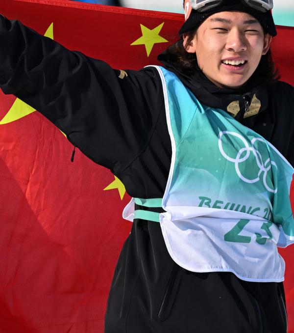 2022北京冬奧會獲獎情況（北京冬奧會｜奪金！蘇翊鳴再次捧起金色冰墩墩）