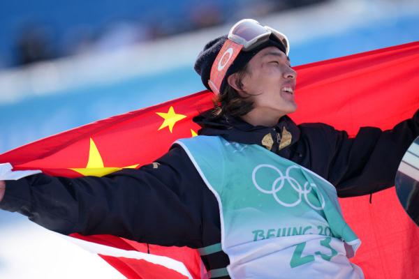 2022北京冬奧會獲獎情況（北京冬奧會｜奪金！蘇翊鳴再次捧起金色冰墩墩）