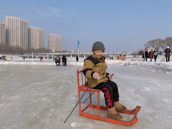 东北孩子冰雪乐趣多 滑雪圈、冰滑子、爬犁等，你玩过几个？