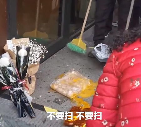 重庆涉事星巴克门店被送白花扔鸡蛋