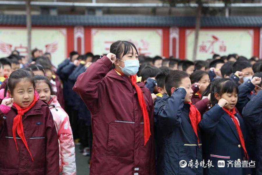 濟南文東小學開學首日傳遞國旗高唱國歌(圖1) 濟南文東小學開學首日傳遞國旗高唱國歌(圖1)