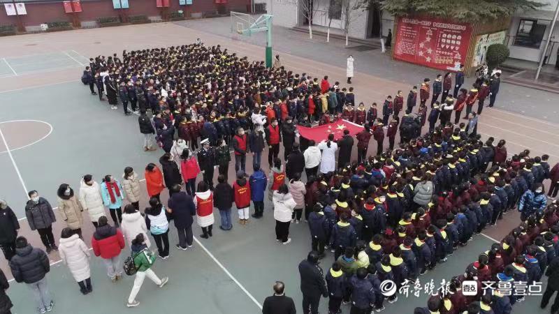 濟南文東小學開學首日傳遞國旗高唱國歌(圖2) 濟南文東小學開學首日傳遞國旗高唱國歌(圖2)