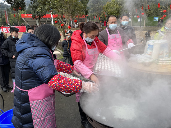 相聚城里过大年(荥经：大红灯笼高高挂 欢欢喜喜过大年)