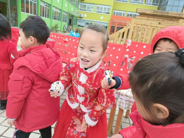 幼儿的奥运会项目有哪些项目(滑雪、滑板、冰球、冰壶、短道速滑……这所幼儿园办了一场迷你版冬奥会)