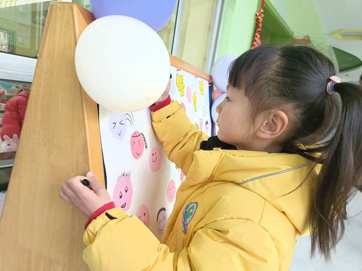 幼儿的奥运会项目有哪些项目(滑雪、滑板、冰球、冰壶、短道速滑……这所幼儿园办了一场迷你版冬奥会)