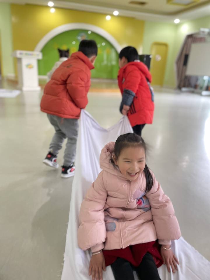 幼儿的奥运会项目有哪些项目(滑雪、滑板、冰球、冰壶、短道速滑……这所幼儿园办了一场迷你版冬奥会)