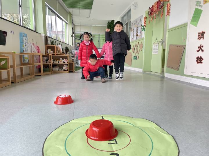 幼儿的奥运会项目有哪些项目(滑雪、滑板、冰球、冰壶、短道速滑……这所幼儿园办了一场迷你版冬奥会)