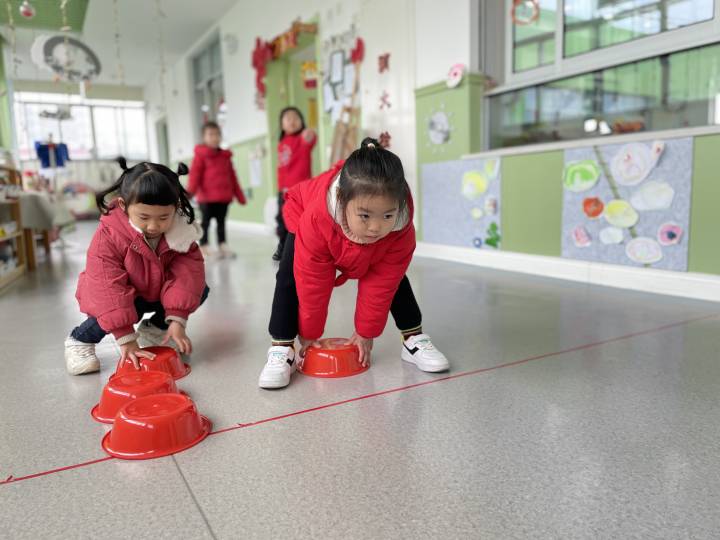 幼儿的奥运会项目有哪些项目(滑雪、滑板、冰球、冰壶、短道速滑……这所幼儿园办了一场迷你版冬奥会)