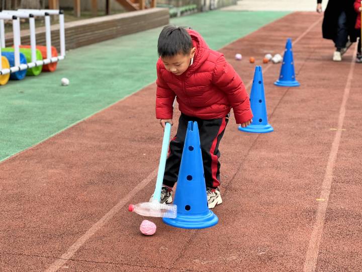 幼儿的奥运会项目有哪些项目(滑雪、滑板、冰球、冰壶、短道速滑……这所幼儿园办了一场迷你版冬奥会)