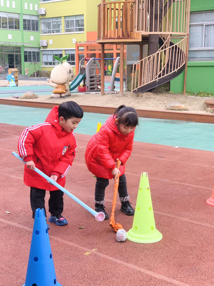 幼儿的奥运会项目有哪些项目(滑雪、滑板、冰球、冰壶、短道速滑……这所幼儿园办了一场迷你版冬奥会)