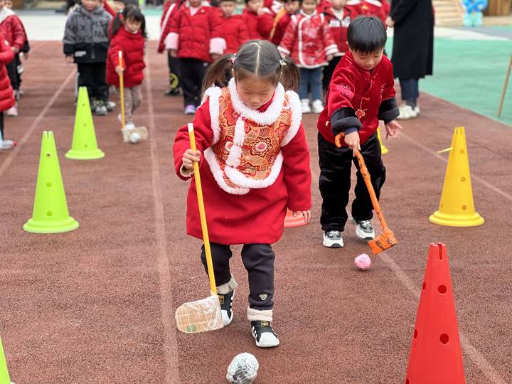 幼儿的奥运会项目有哪些项目(滑雪、滑板、冰球、冰壶、短道速滑……这所幼儿园办了一场迷你版冬奥会)