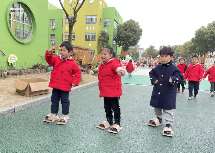 幼儿的奥运会项目有哪些项目(滑雪、滑板、冰球、冰壶、短道速滑……这所幼儿园办了一场迷你版冬奥会)