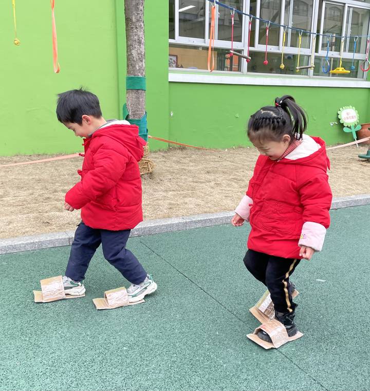 幼儿的奥运会项目有哪些项目(滑雪、滑板、冰球、冰壶、短道速滑……这所幼儿园办了一场迷你版冬奥会)