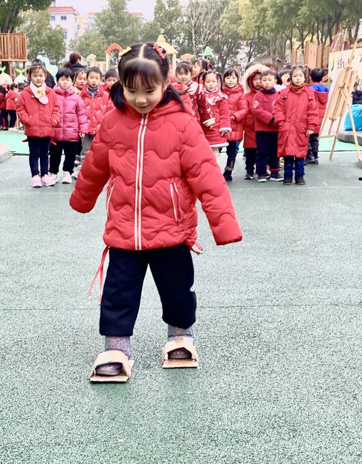 幼儿的奥运会项目有哪些项目(滑雪、滑板、冰球、冰壶、短道速滑……这所幼儿园办了一场迷你版冬奥会)