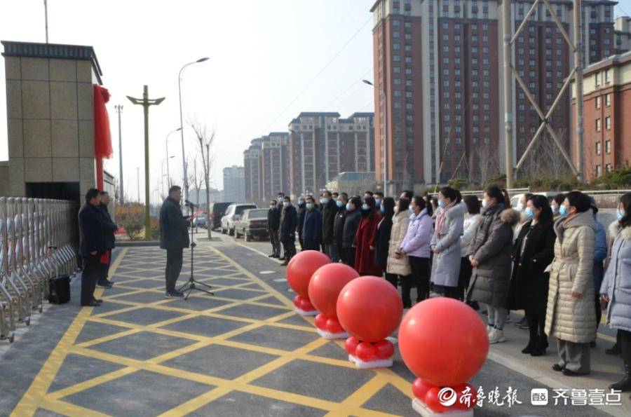 泰安東岳中學(xué)興隆校區(qū)舉行揭牌儀式(圖2)