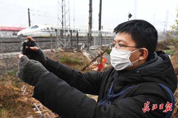 最长一次在铁轨边拍了7小时，爱上拍火车的他将“铁路12306”当成“娱乐软件”