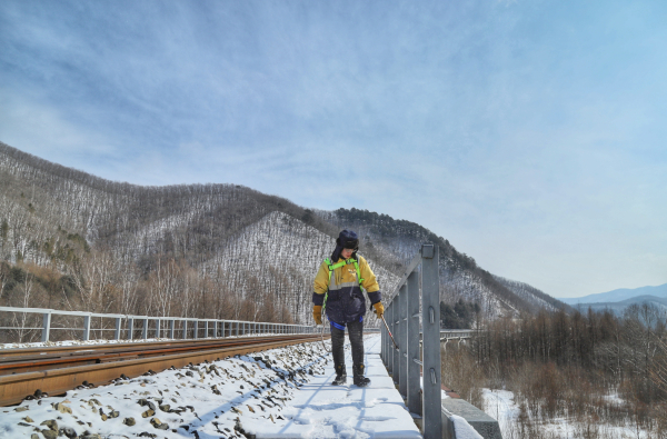 “95后”铁路小伙爬冰卧雪守护春运安全