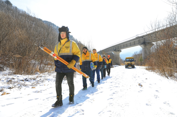 “95后”铁路小伙爬冰卧雪守护春运安全