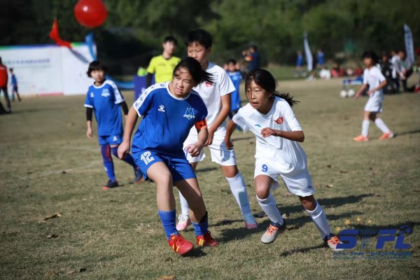 上海哪里有小学足球比赛(静安区第一支小学女子足球队在静安这所小学诞生 在女生中推广足球运动已有5年多)