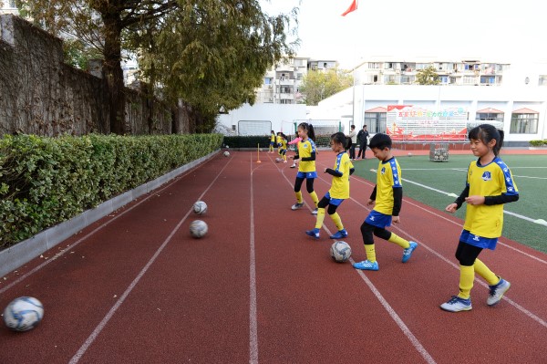 上海哪里有小学足球比赛(静安区第一支小学女子足球队在静安这所小学诞生 在女生中推广足球运动已有5年多)