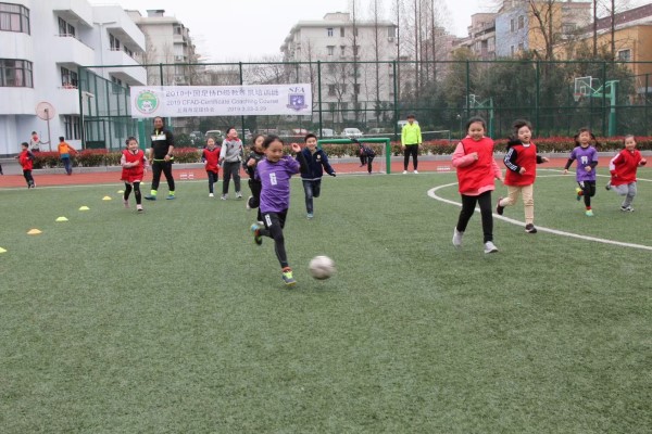 上海哪里有小学足球比赛(静安区第一支小学女子足球队在静安这所小学诞生 在女生中推广足球运动已有5年多)