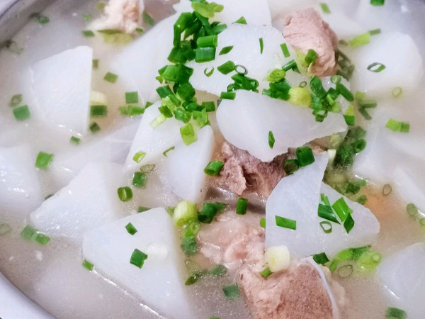 萝卜骨头汤的做法(这道白萝卜筒骨汤藏着小惊喜)