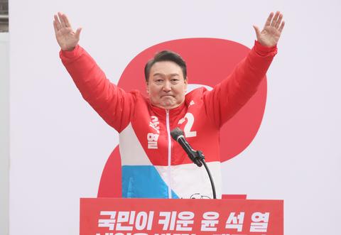 尹锡悦当选韩国总统：曾亲手将两位前总统送监狱 与文在寅矛盾深