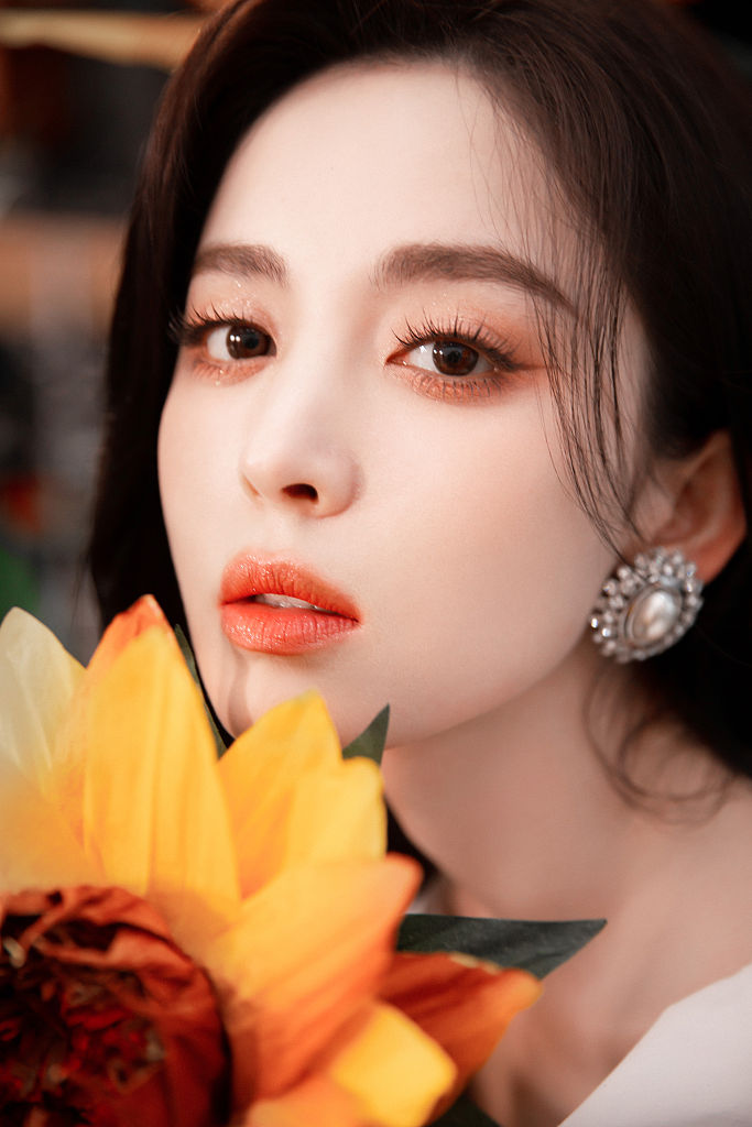 娜扎工作室发布一组氛围写真 花丛中展清丽优雅之姿