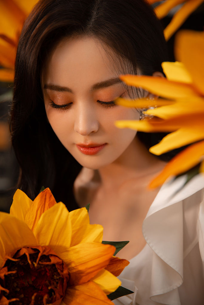 娜扎工作室发布一组氛围写真 花丛中展清丽优雅之姿