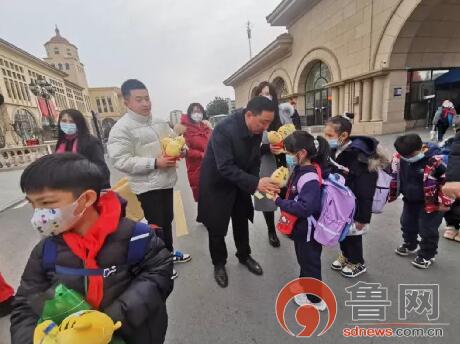 临沂外国语学校小学部开学第一天(图3)